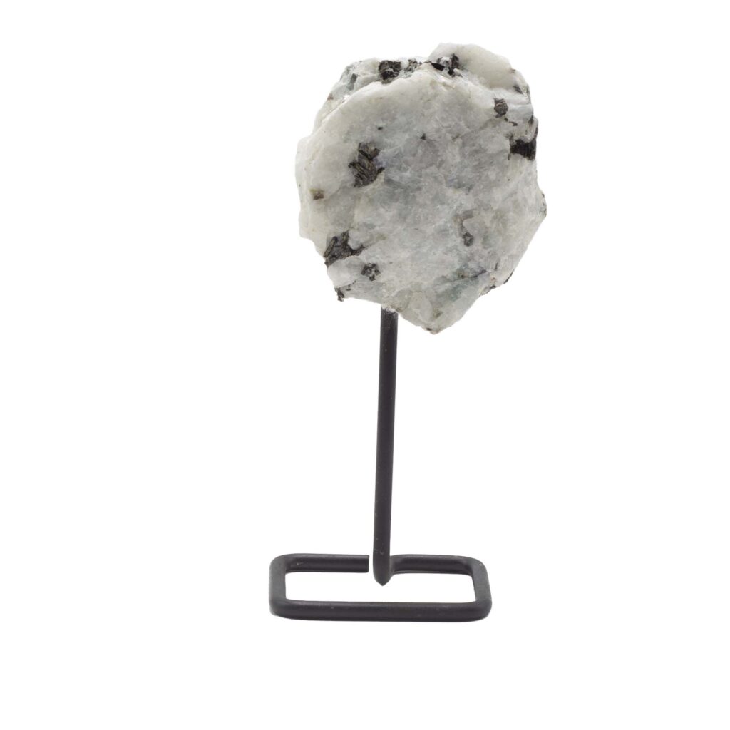 Muestra mineral en soporte metálico – Piedra lunar arcoíris