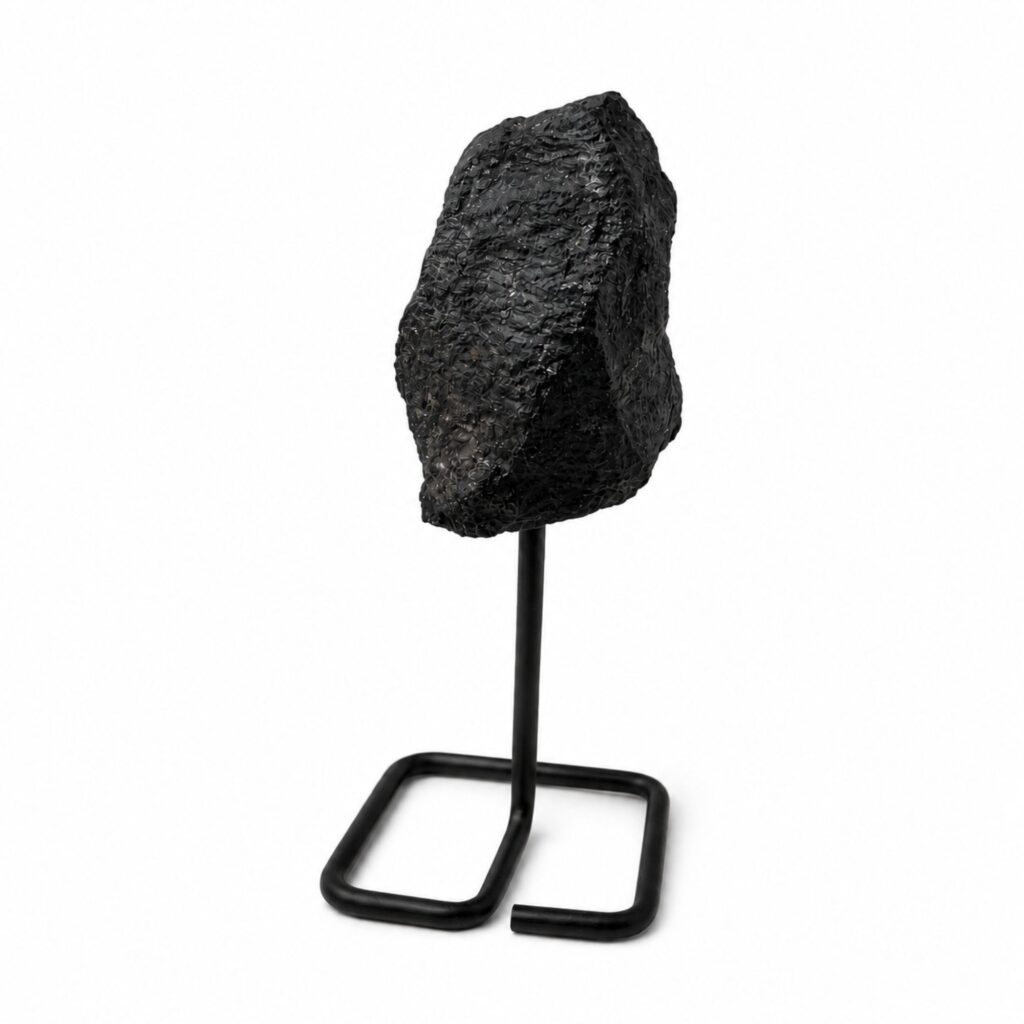 Muestra mineral en soporte metálico – Turmalina negra