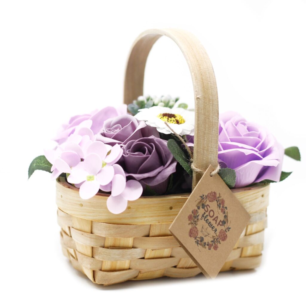 Ramo  en canasta de mimbre – lilas med
