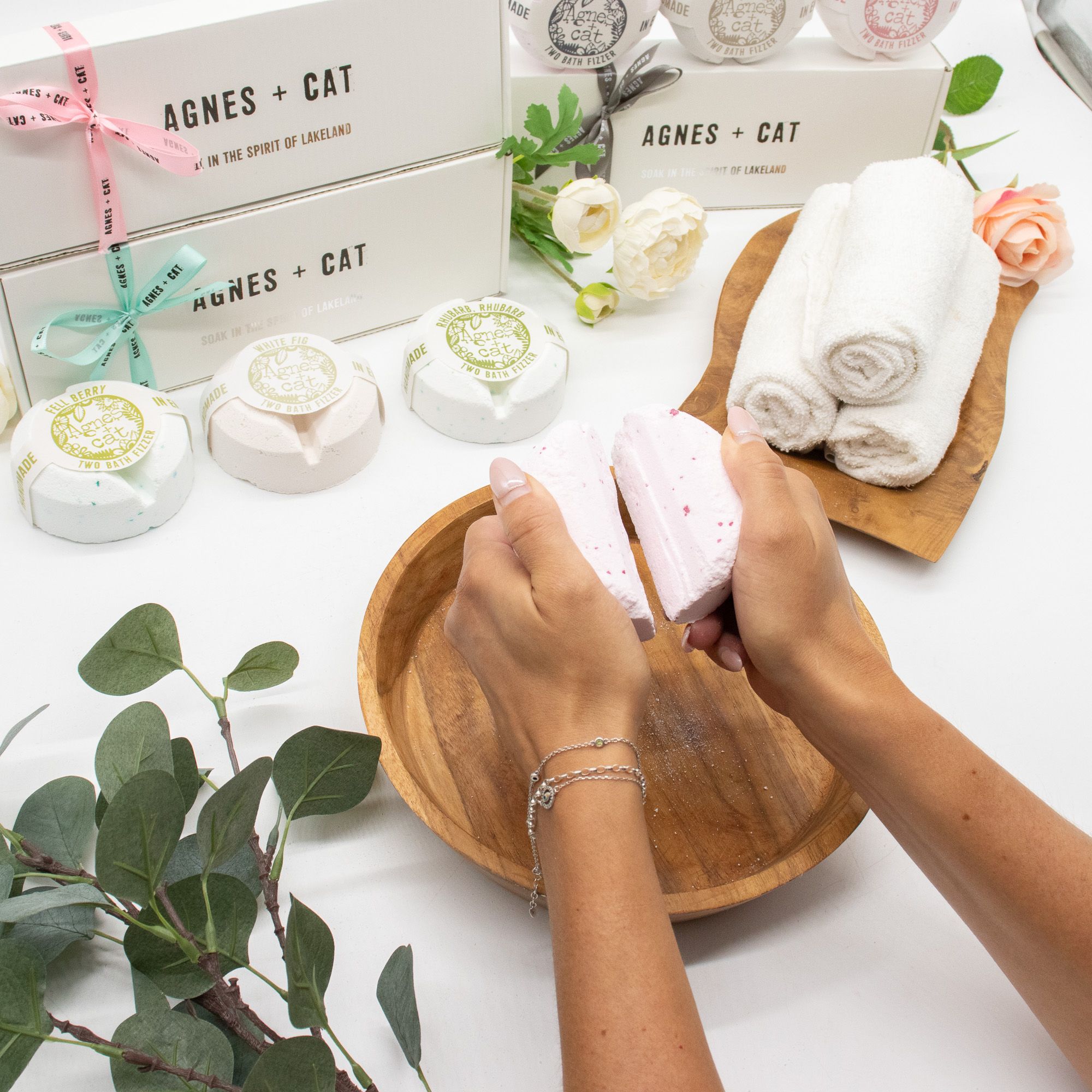 Conjunto regalo de bombas de baño efervescentes con fragancia distintiva de Agnes + Cat
