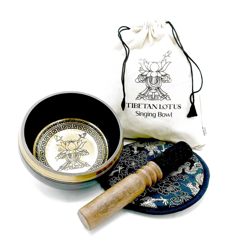 Set de regalo de cuenco tibetano batido y grabado a mano – 14 cm – Flor de loto