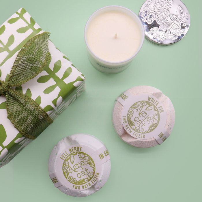 Set de Regalo: Bomba de baño de Higo blanco & Arándano silvestre + Vela de Ruibarbo - Imagen 4