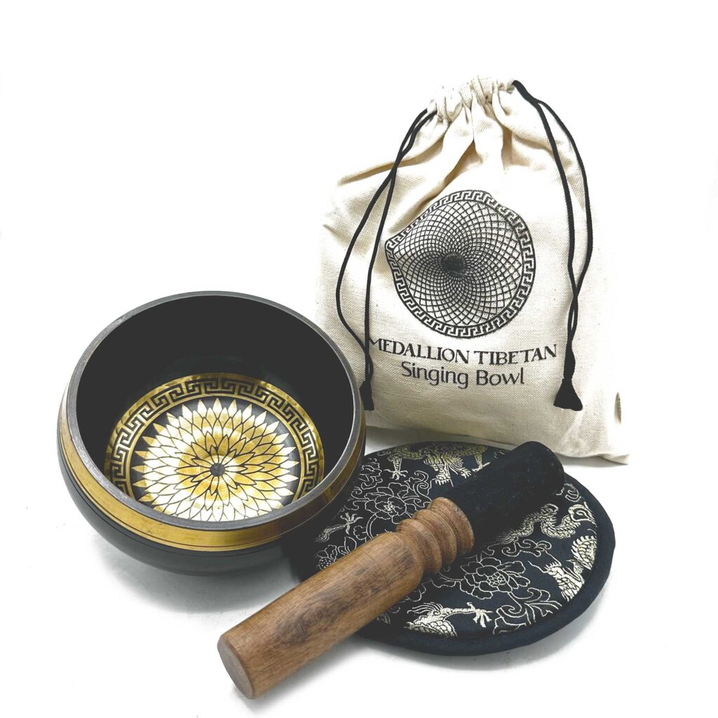 Set de regalo de cuenco tibetano batido y grabado a mano – 14 cm – Medallones redondos