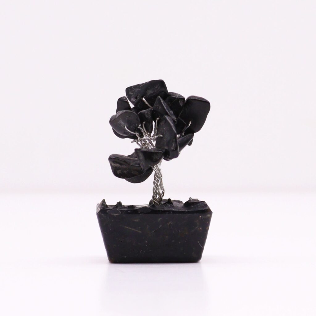 Mini árbol de piedras preciosas sobre base de orgonita – Ágata negra (15 piedras)