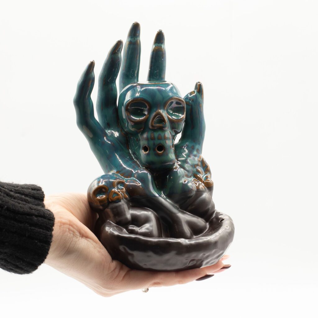 Quemador de incienso de flujo inverso – Calavera en la mano