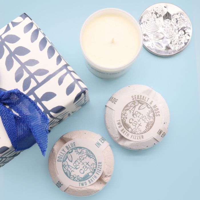 Set de Regalo: Bombas de baño Sal Marina y Musgo & Dolly Azul + Vela de Violeta de Parma - Imagen 2