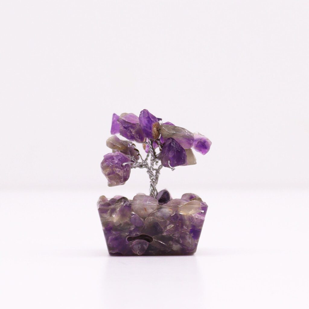 Mini árbol de piedras preciosas sobre base de orgonita – Amatista (15 piedras)