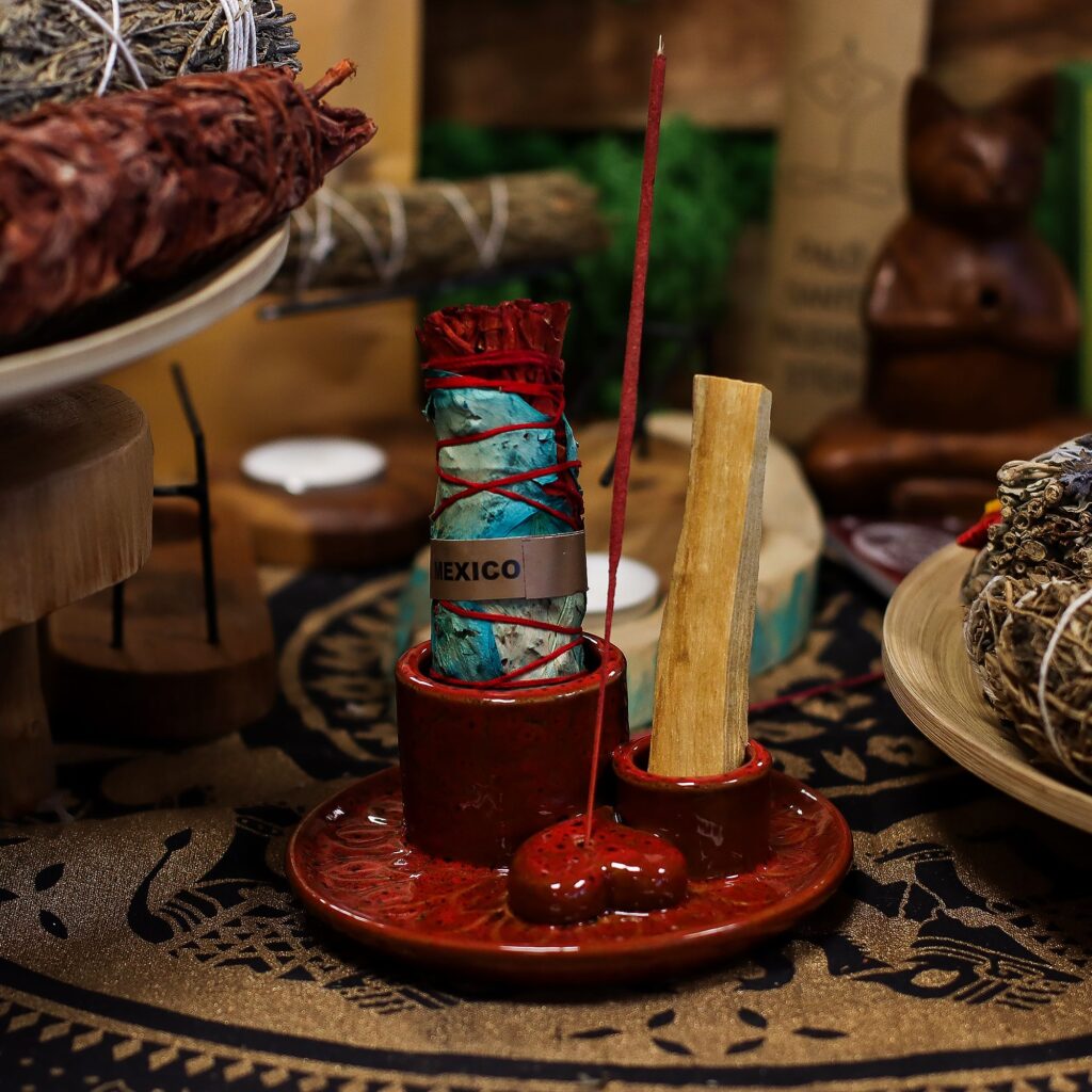 Soporte cerámico para Palo Santo e Incienso – Mandala – Rojo con brillo en forma de corazón