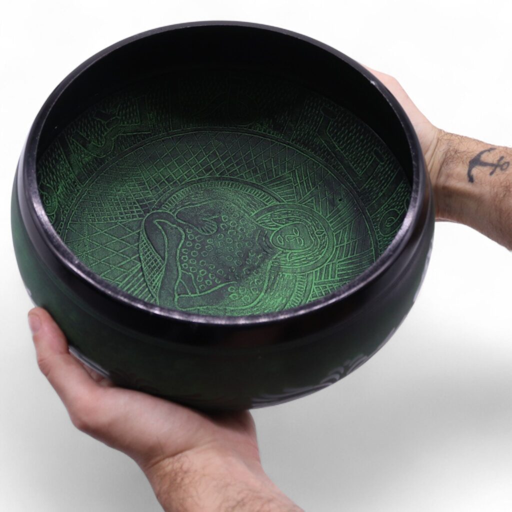 Cuenco tibetano de canto con forma de hongo – Verde musgo (23×10,5 cm, 1,3 kg)