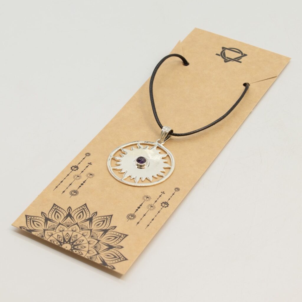 Colgante devocional de la India – plateado (cordón de 45 cm) – Amatista de adoración al sol