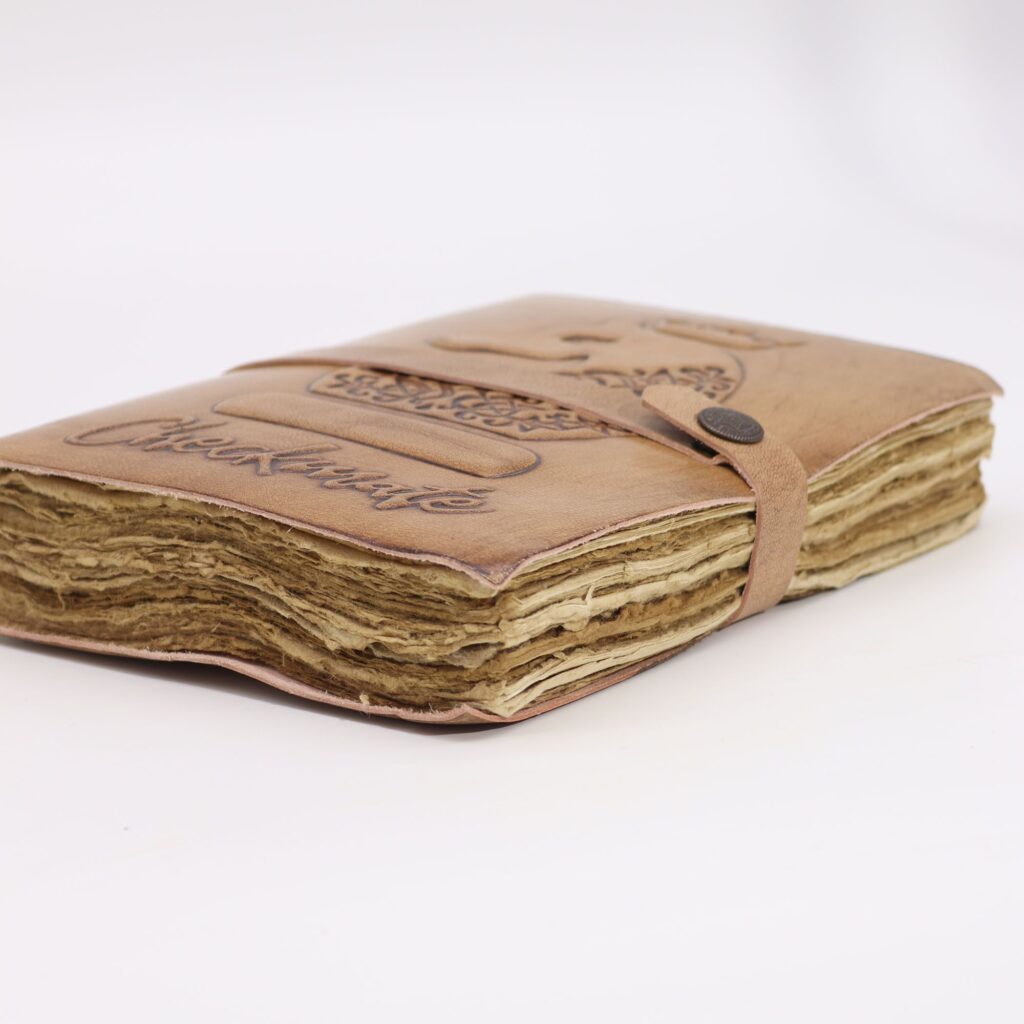 Cuaderno Jaque Mate – Marrón Claro con Bordes Desgastados