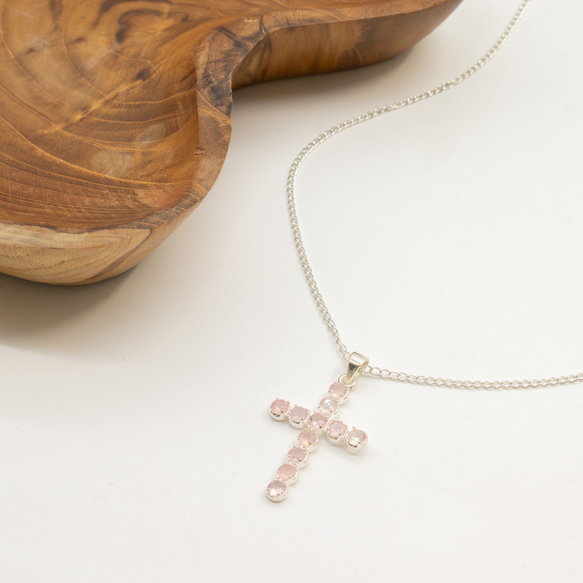 Colgante devocional de la India - Chapado en plata (cadena de 45 cm) - Crucifijo de cuarzo rosa - Imagen 3