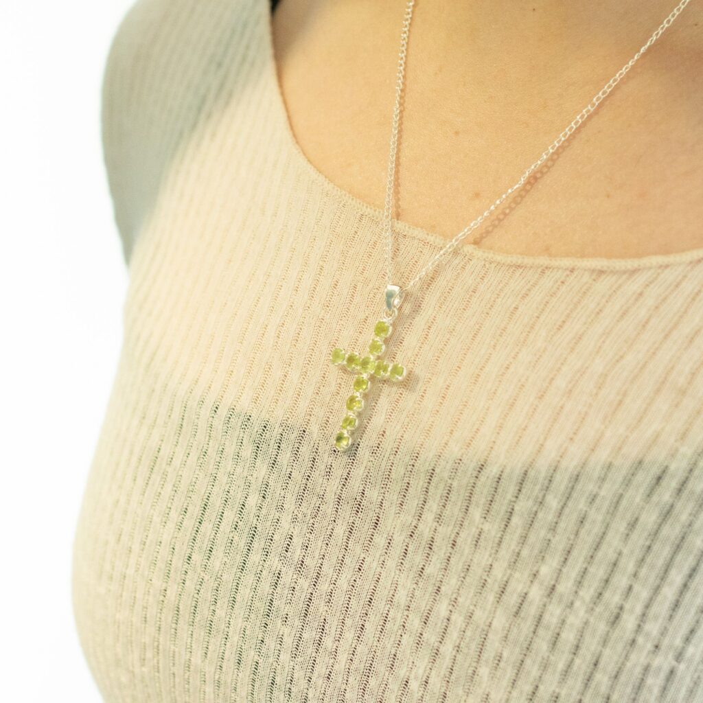 Colgante devocional indio – plateado (cadena de 45 cm) – crucifijo de peridoto