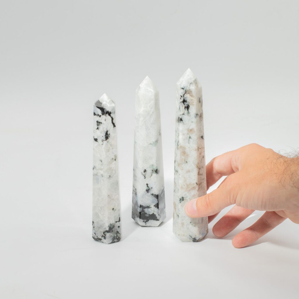 Piedra preciosa de punta obelisco de seis caras, aprox. 17 cm – piedra luna arcoíris