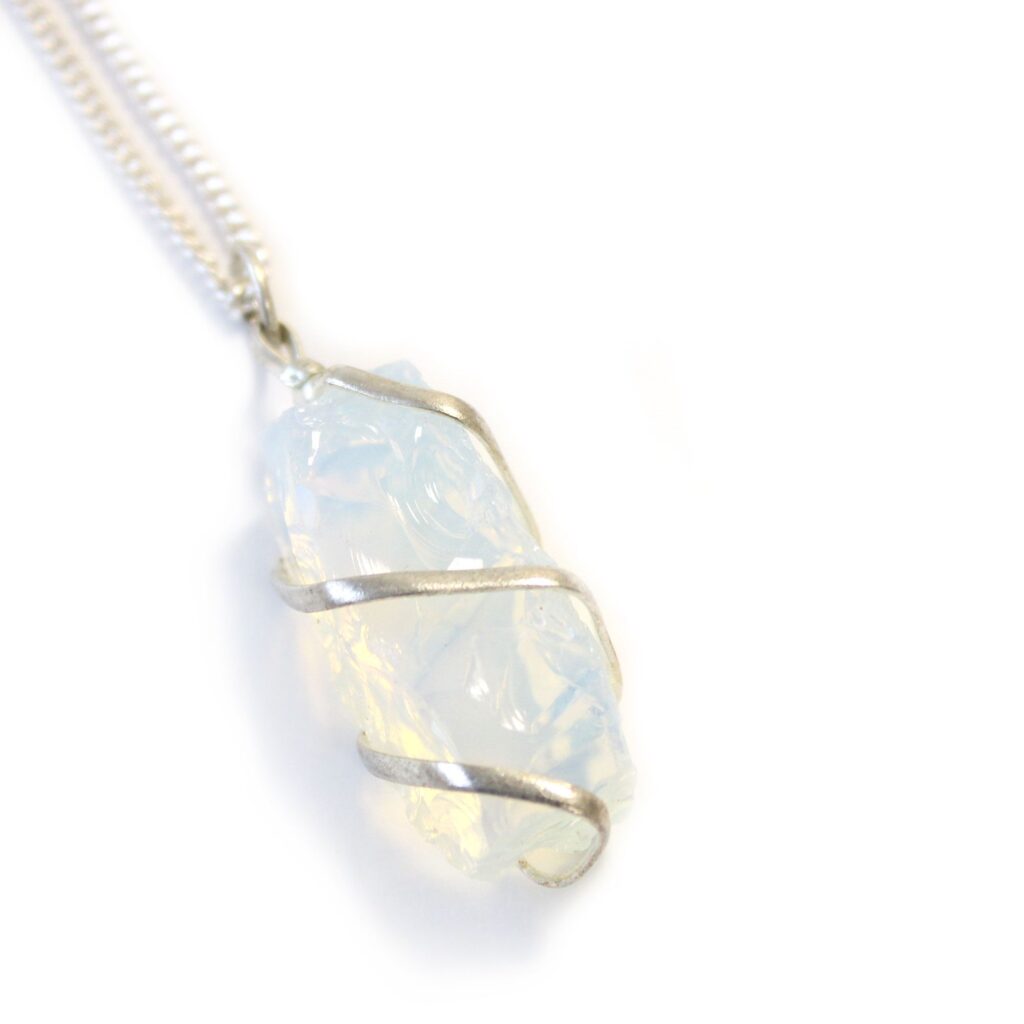 Collar de gemas envueltas en espiral – Opalita en bruto