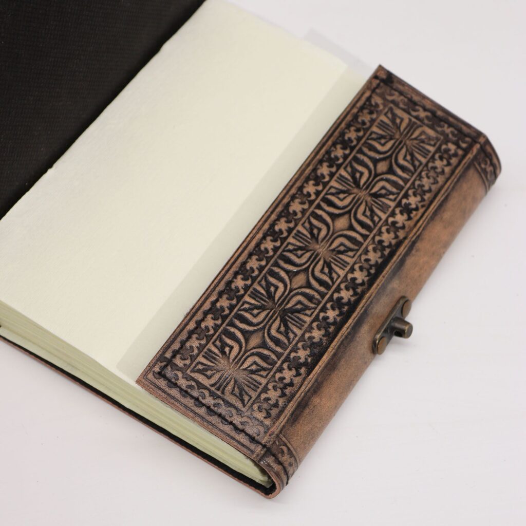 Cuaderno Esotérico Hamsa – Vintage con Borde de Costura