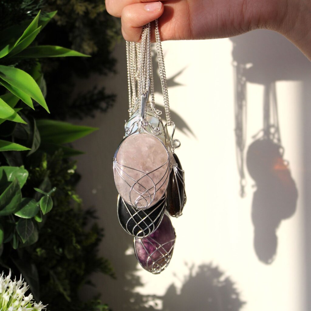 Collar de Piedras Preciosas Envueltas en Cascada – Cuarzo Rosa en bruto