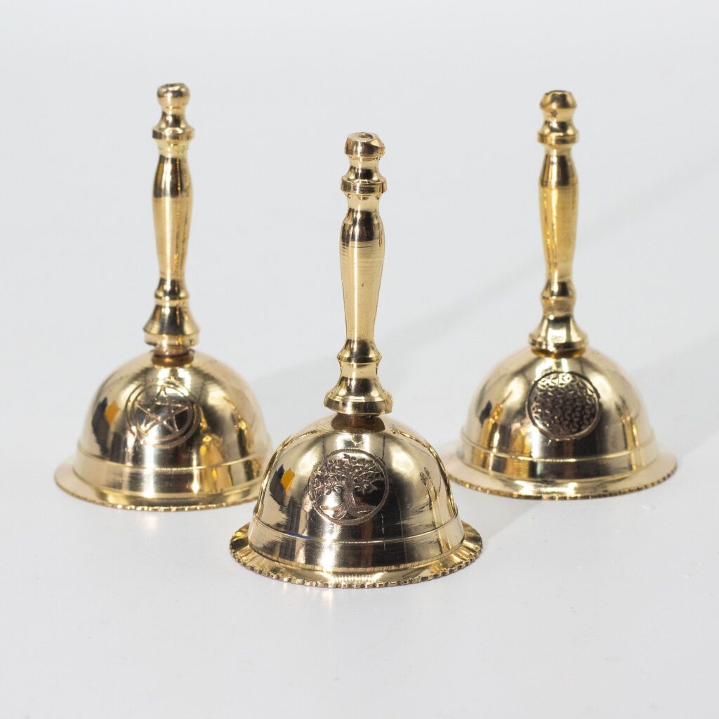 Pequeña campana de latón para altar – Flor de la Vida