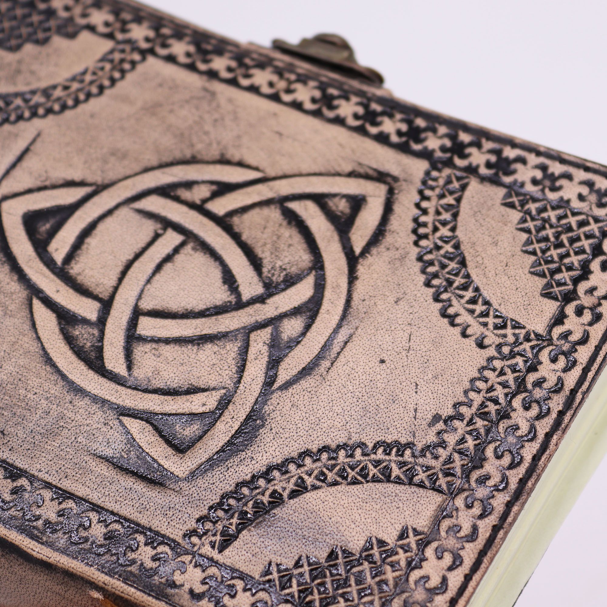 Cuaderno Esotérico Triquetra de Círculo – Vintage con Borde de Costura