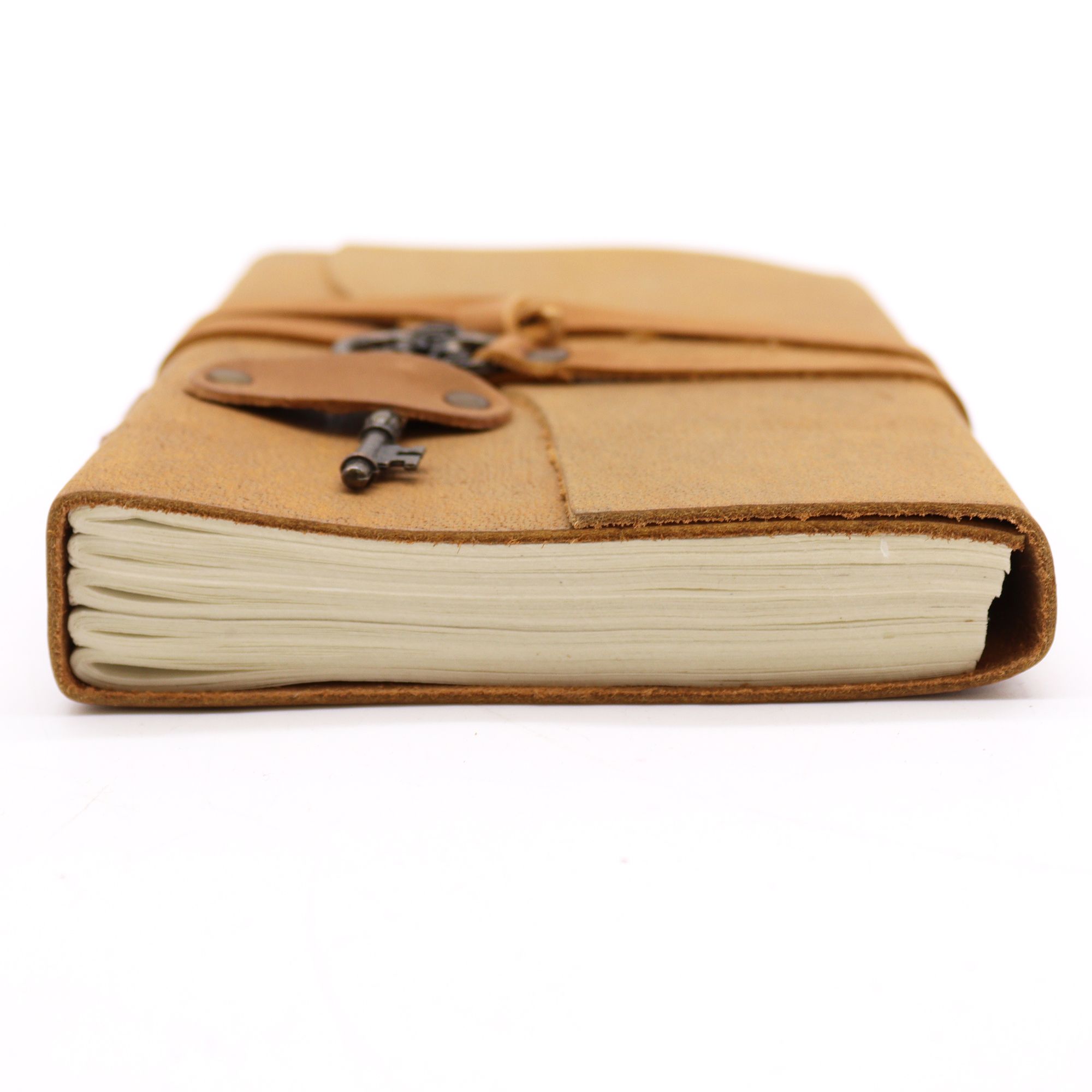 Cuaderno de cuero engrasado color tostado con llave