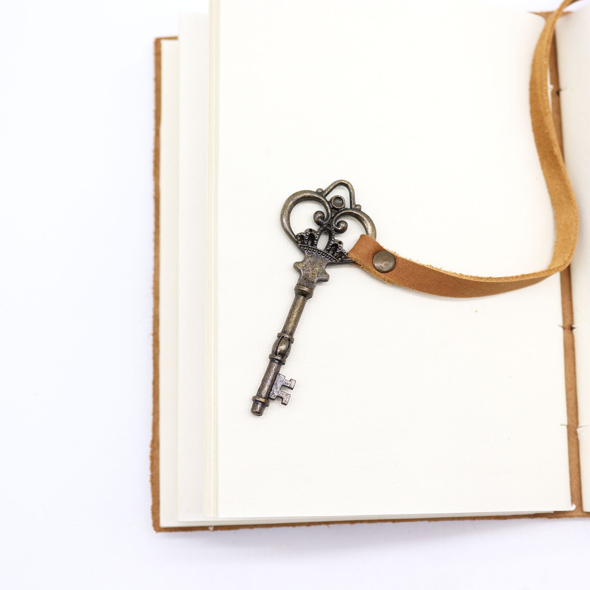 Cuaderno de cuero engrasado color tostado con llave - Imagen 5