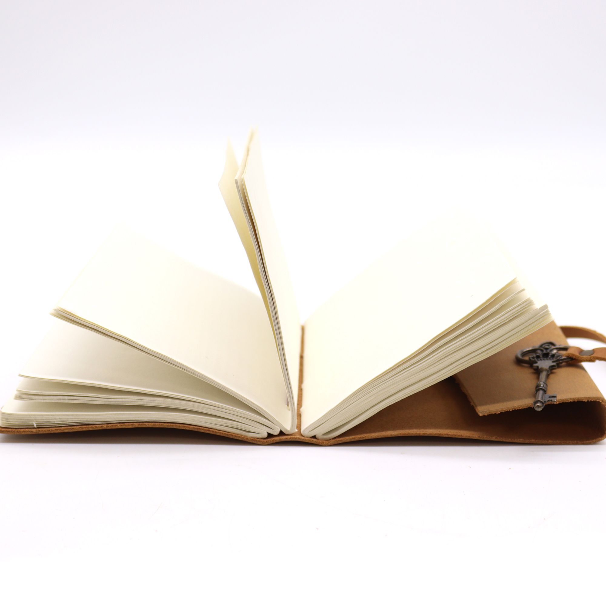 Cuaderno de cuero engrasado color tostado con llave - Imagen 4