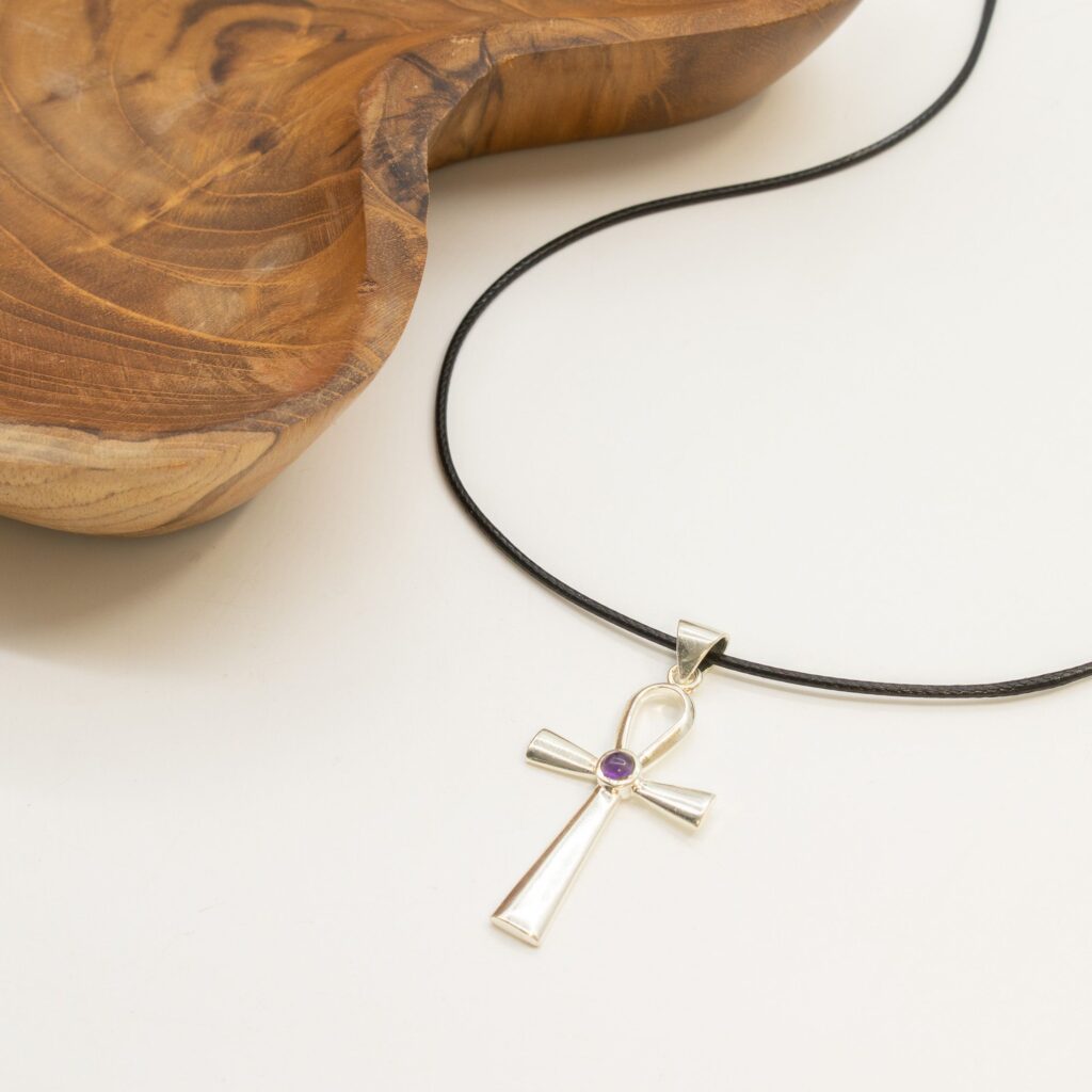 Colgante devocional hindú – Plateado con baño de plata (cordón de 45 cm) – Símbolo Ankh de la Vida Eterna