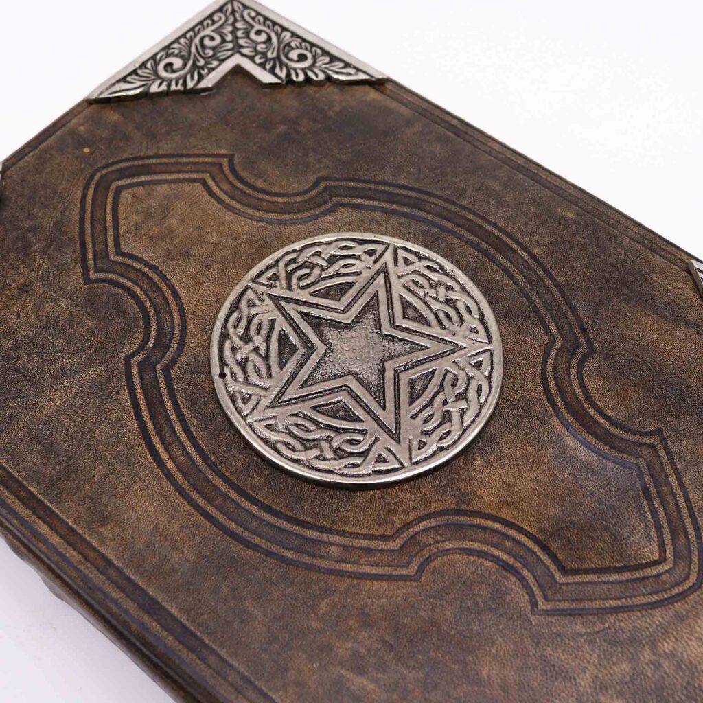 Libro Marrón – Decoración del Pentágono de zinc con bordes de cubierta