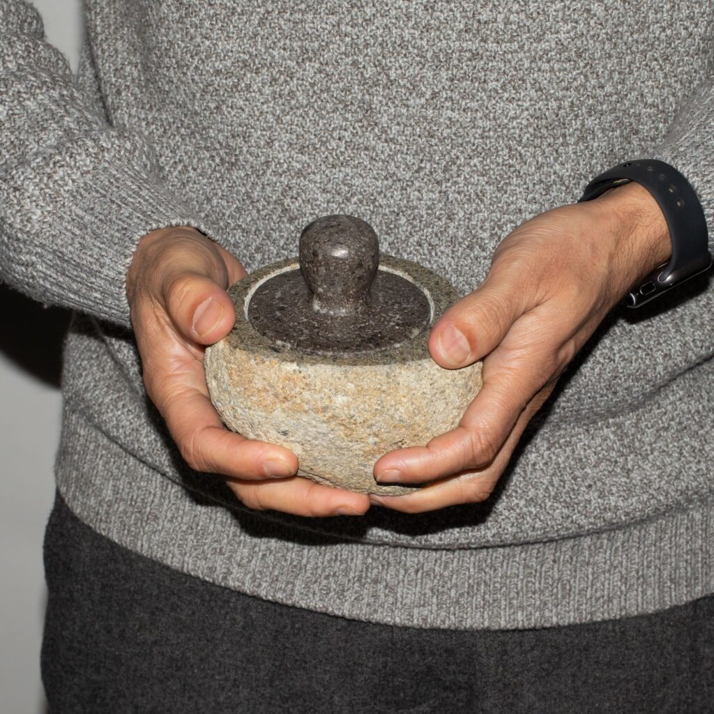 Maceta de enraizamiento con piedra de río natural – Mediano (aprox 12×8 cm)