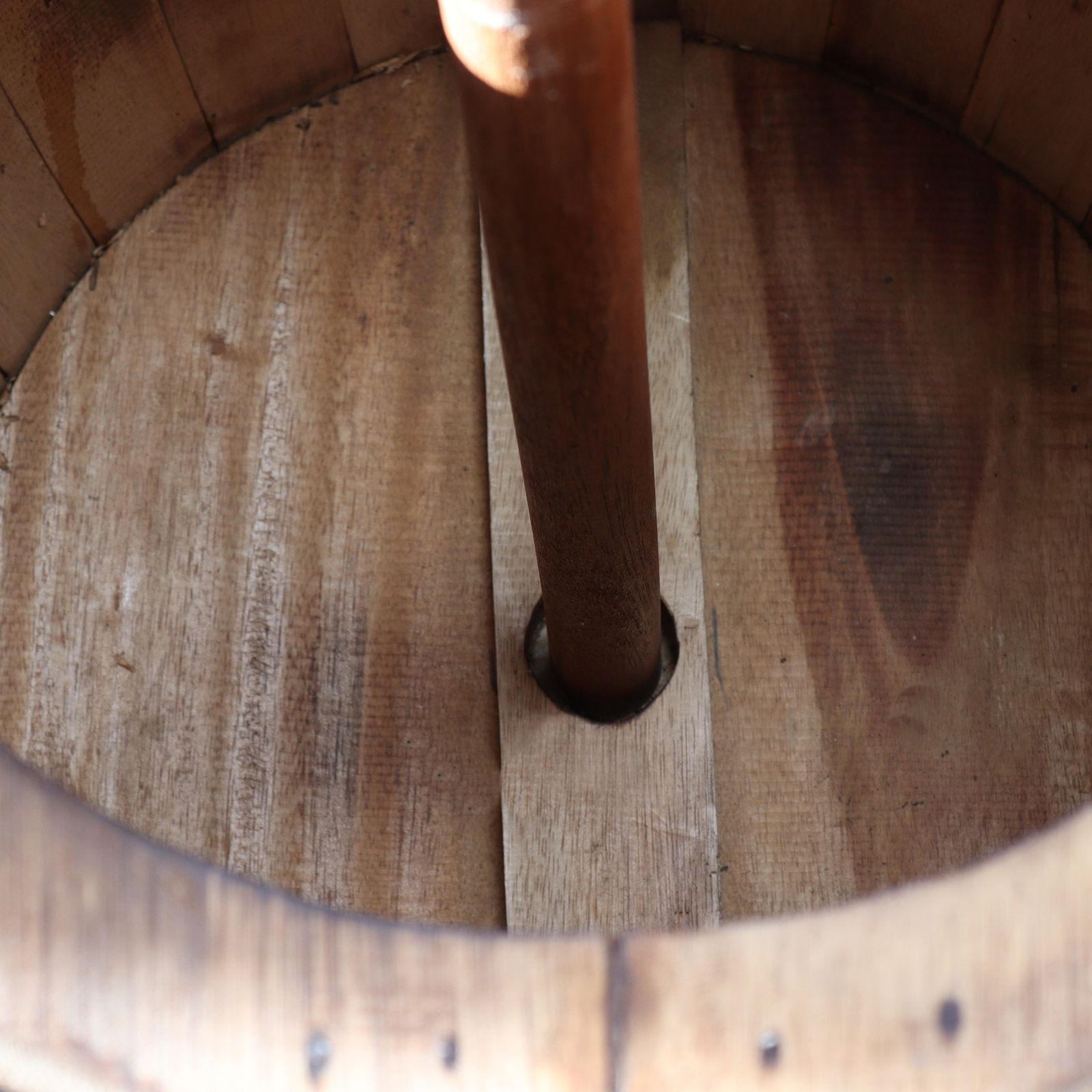 Mesa de barril de cerveza y soporte para parasol – Madera natural 60 x 48,5 cm - Imagen 6