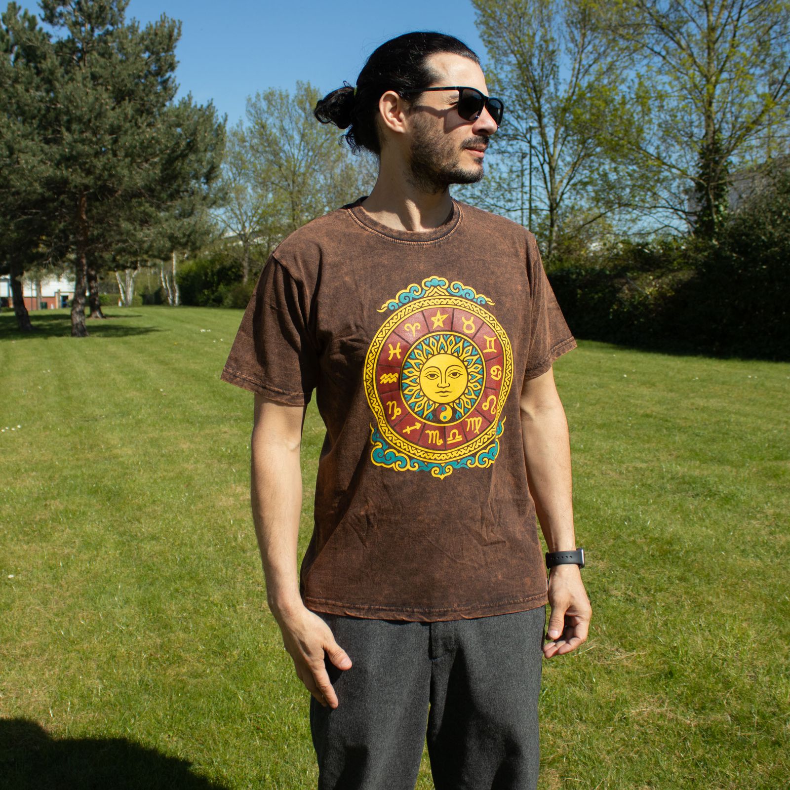 Nomad Sari Camiseta de algodón lavado a piedra - Sol y Zodiaco - Marrón - Mediano - Imagen 3