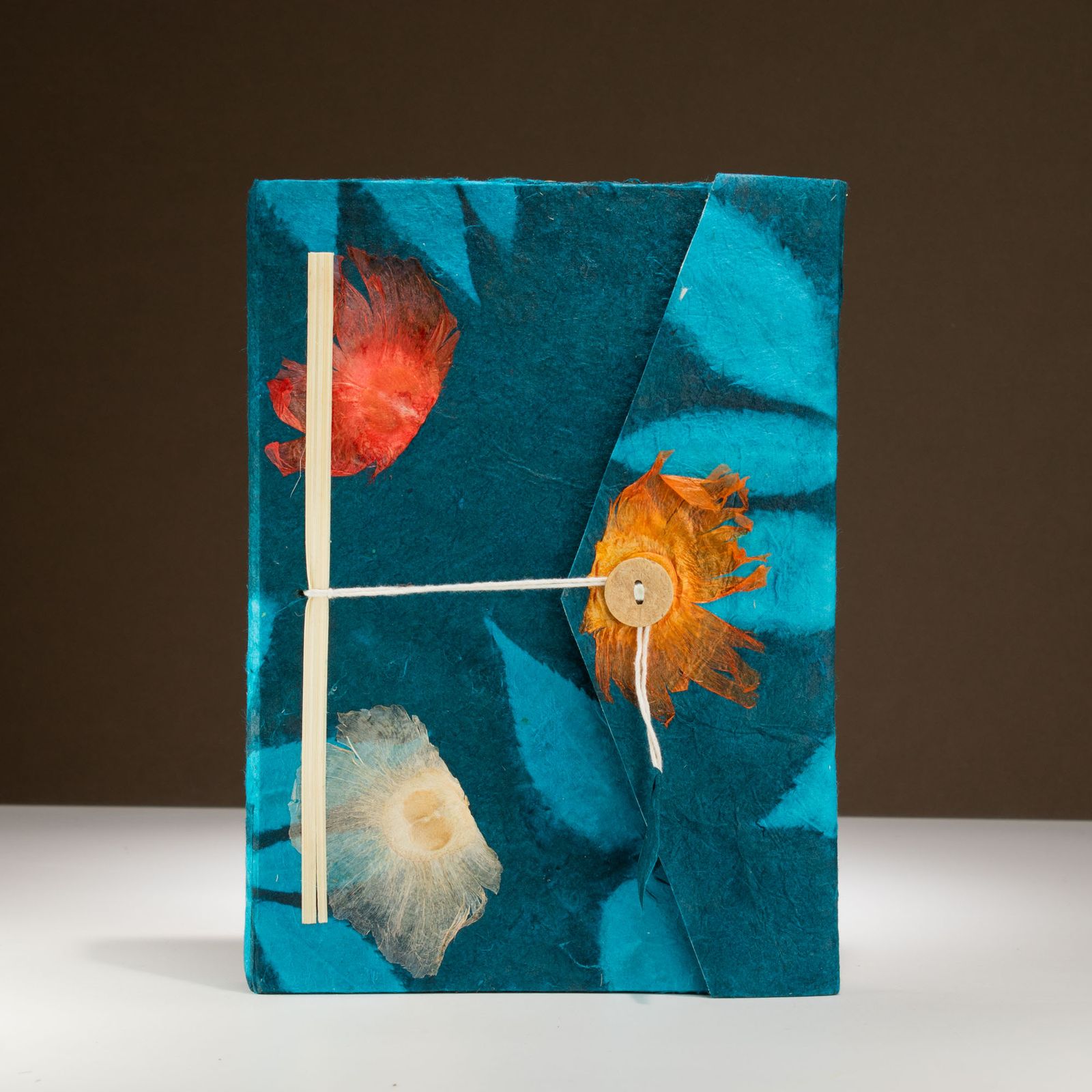 Cuaderno Lokta Bold Floral – Grande (21x15cm) – 45 hojas – Incluye marcador de página – Azul medianoche - Imagen 5