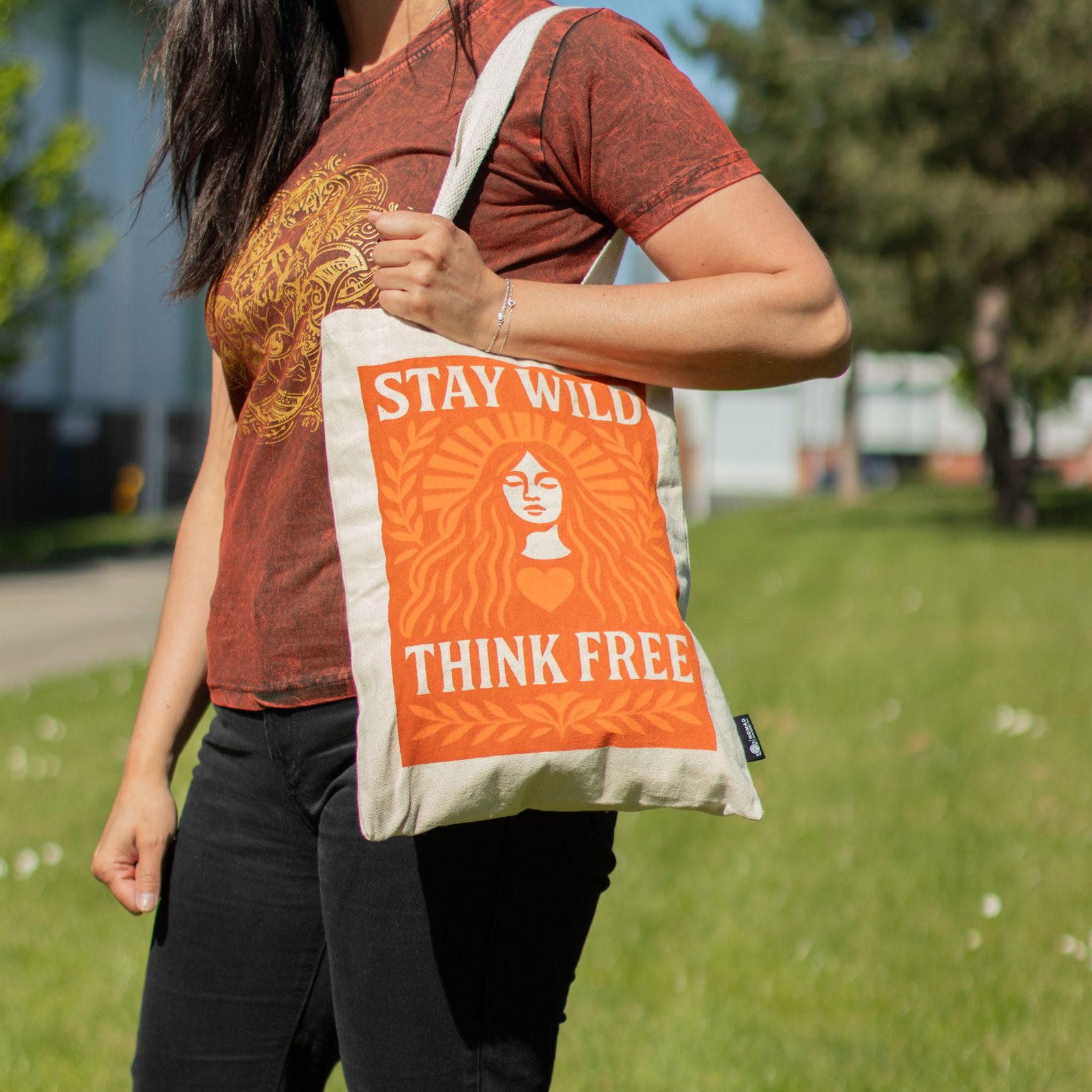 Nomad Sari Iconic Toni Tote Bag - Mantente salvaje - Natural 10oz - Imagen 7