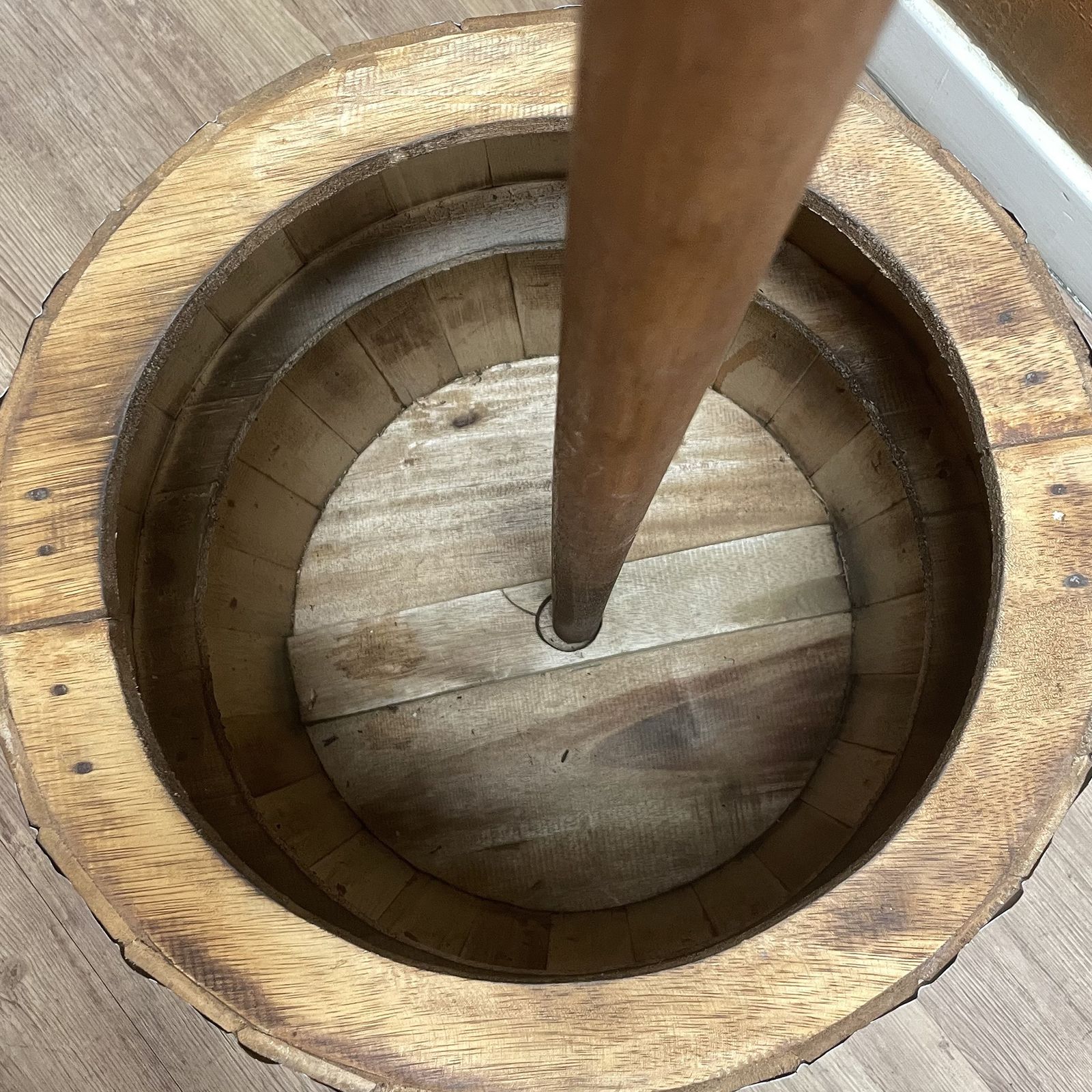 Mesa de barril de cerveza y soporte para parasol – Madera natural 60 x 48,5 cm - Imagen 2