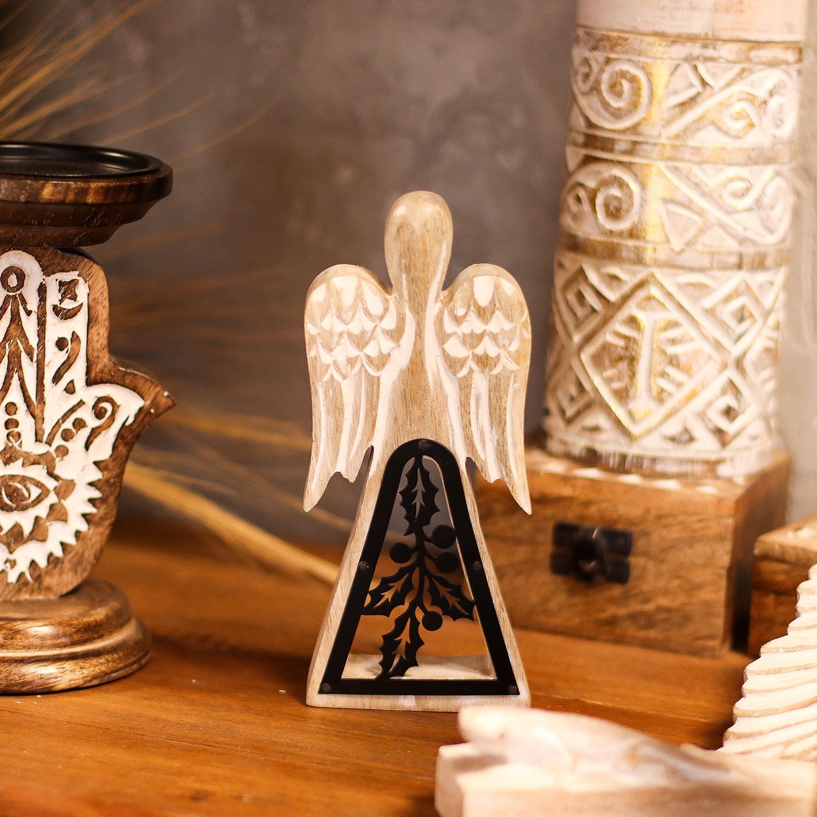 Ángel de madera de mango - acabado lavado blanco con recorte decorativo de hierro - Imagen 8