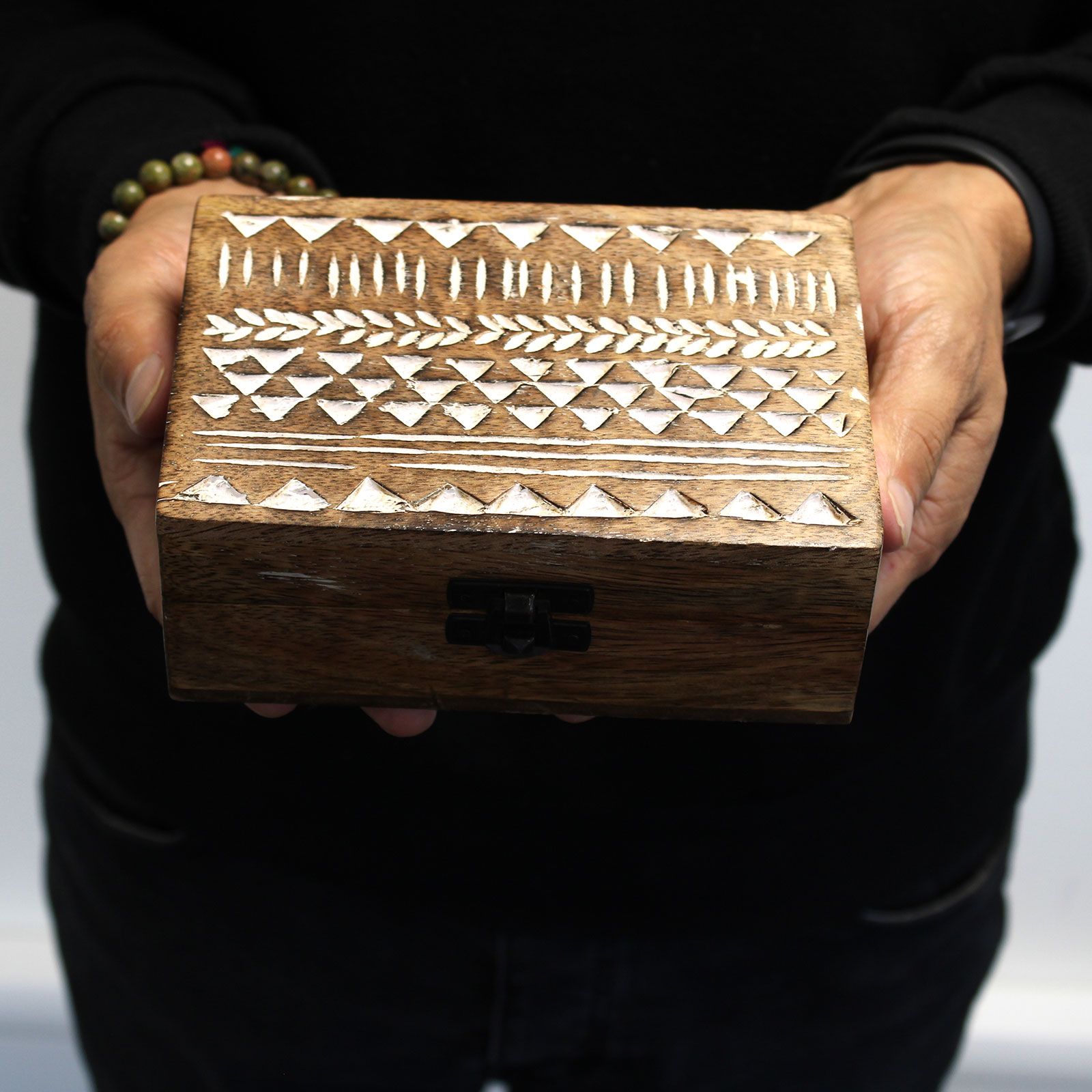 Caja de Madera Blanca - 6x4 Aztec Design - Imagen 4