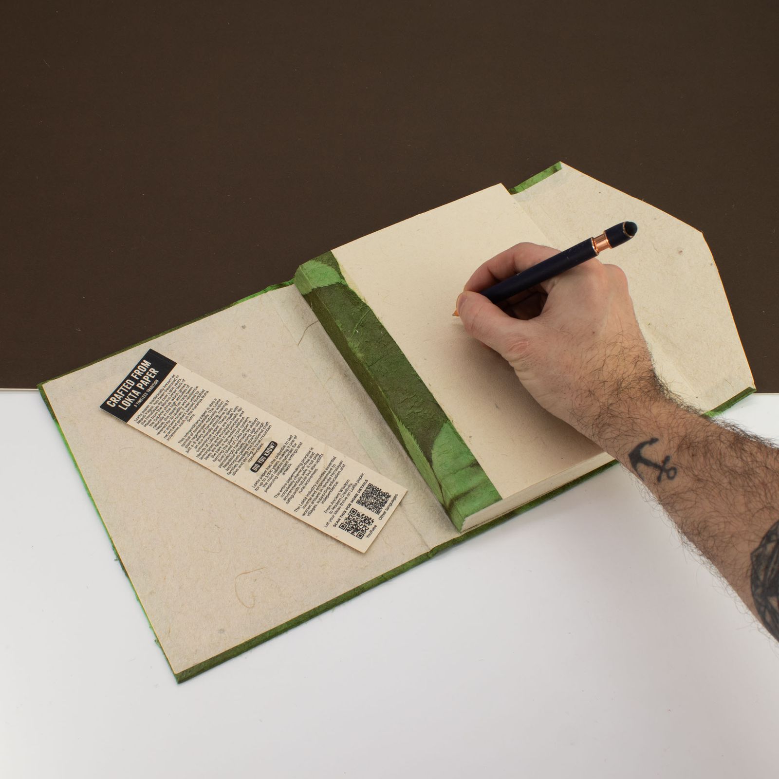 Cuaderno de Lokta con diseño floral audaz – Grande (21x15cm) – 45 hojas – Incluye marcapáginas – Verde musgo - Imagen 3