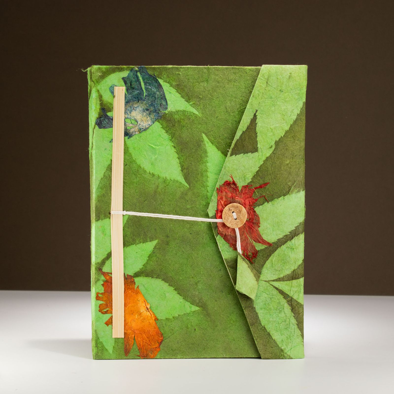 Cuaderno de Lokta con diseño floral audaz – Grande (21x15cm) – 45 hojas – Incluye marcapáginas – Verde musgo - Imagen 4