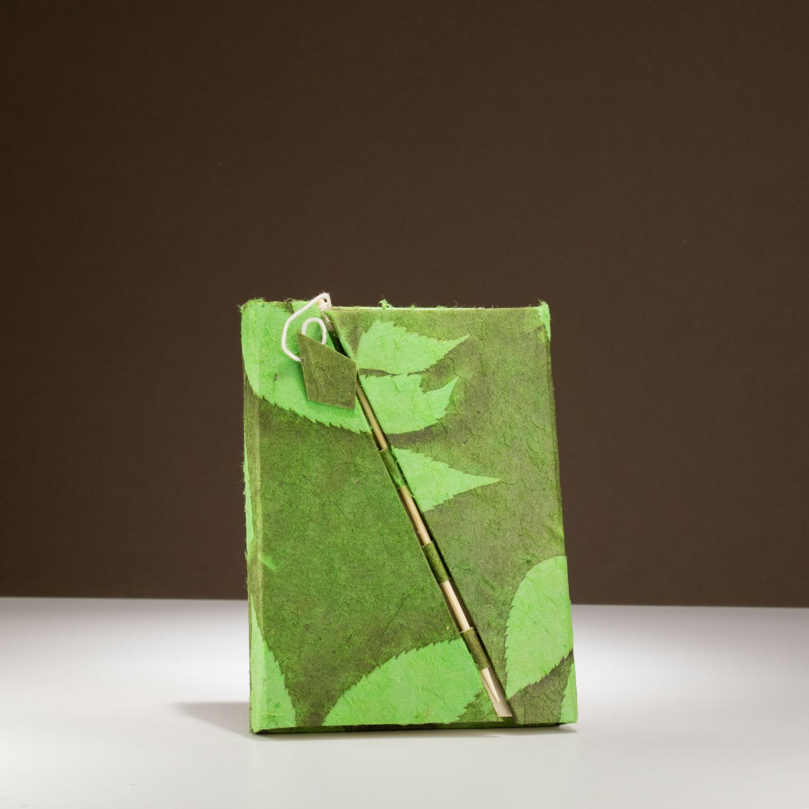 Lokta Bold Floral Bamboo Lock Notebook – Mediano (15x12cm) – 45 Hojas – Verde musgo - Imagen 3