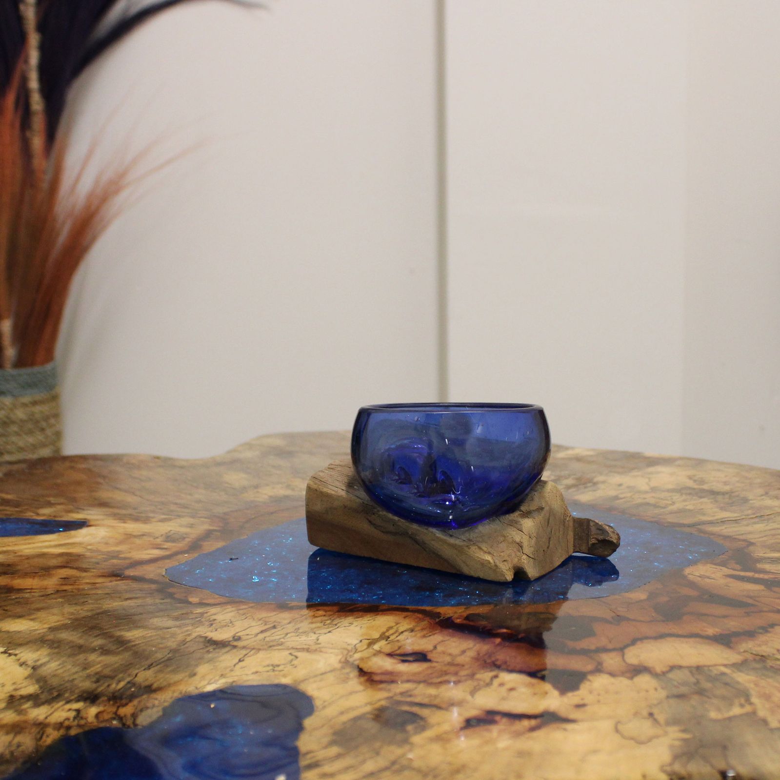 Mesa de Café de Tamarindo y resina - Azul Cielo - Imagen 8
