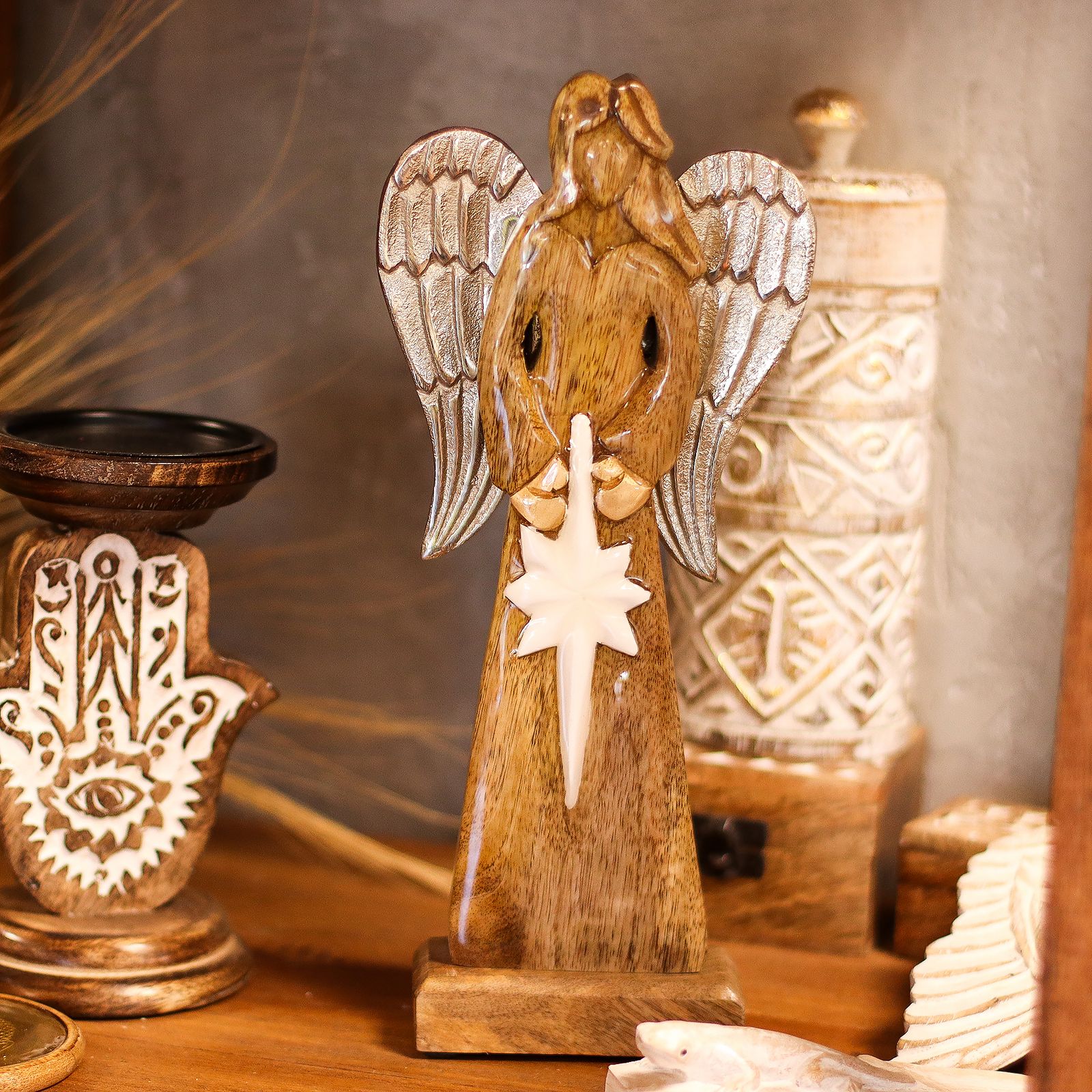 Gran Ángel de la Paz de Madera de Mango, Alas de Metal y Detalle de Esmalte - Imagen 8