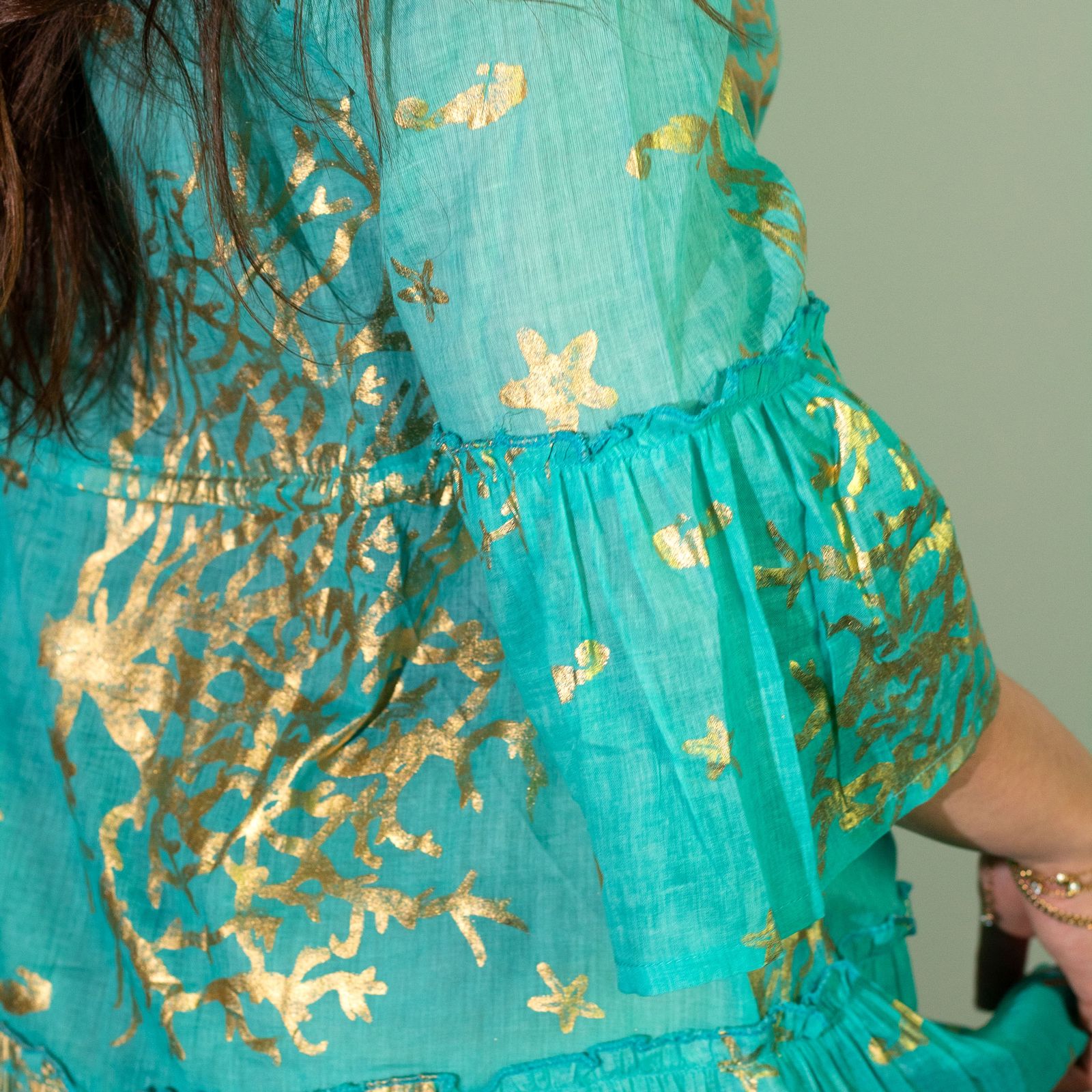 Nomad Sari En el Mediterráneo Turquesa y Dorado Estampado de Coral Vestido (M/L) - Imagen 5