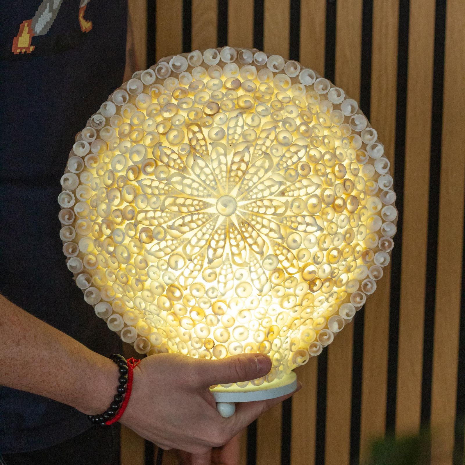 Lámpara Boho de Conchas Marinas - Concha Redonda Grande - 30 cm - Imagen 2