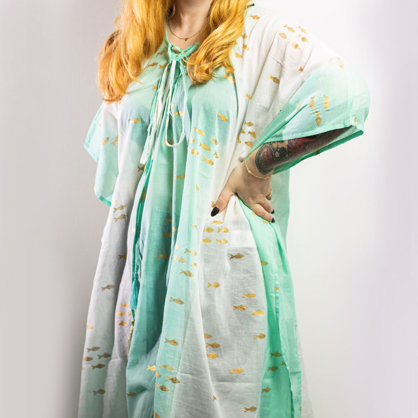 Colección Nómada Sari Mediterráneo - Kaftan - Diseño de Peces en Blanco, Turquesa y Oro - Imagen 6