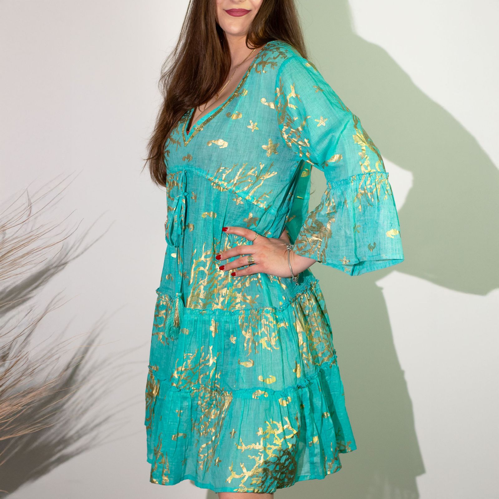 Nomad Sari En el Mediterráneo Turquesa y Dorado Estampado de Coral Vestido (M/L) - Imagen 4