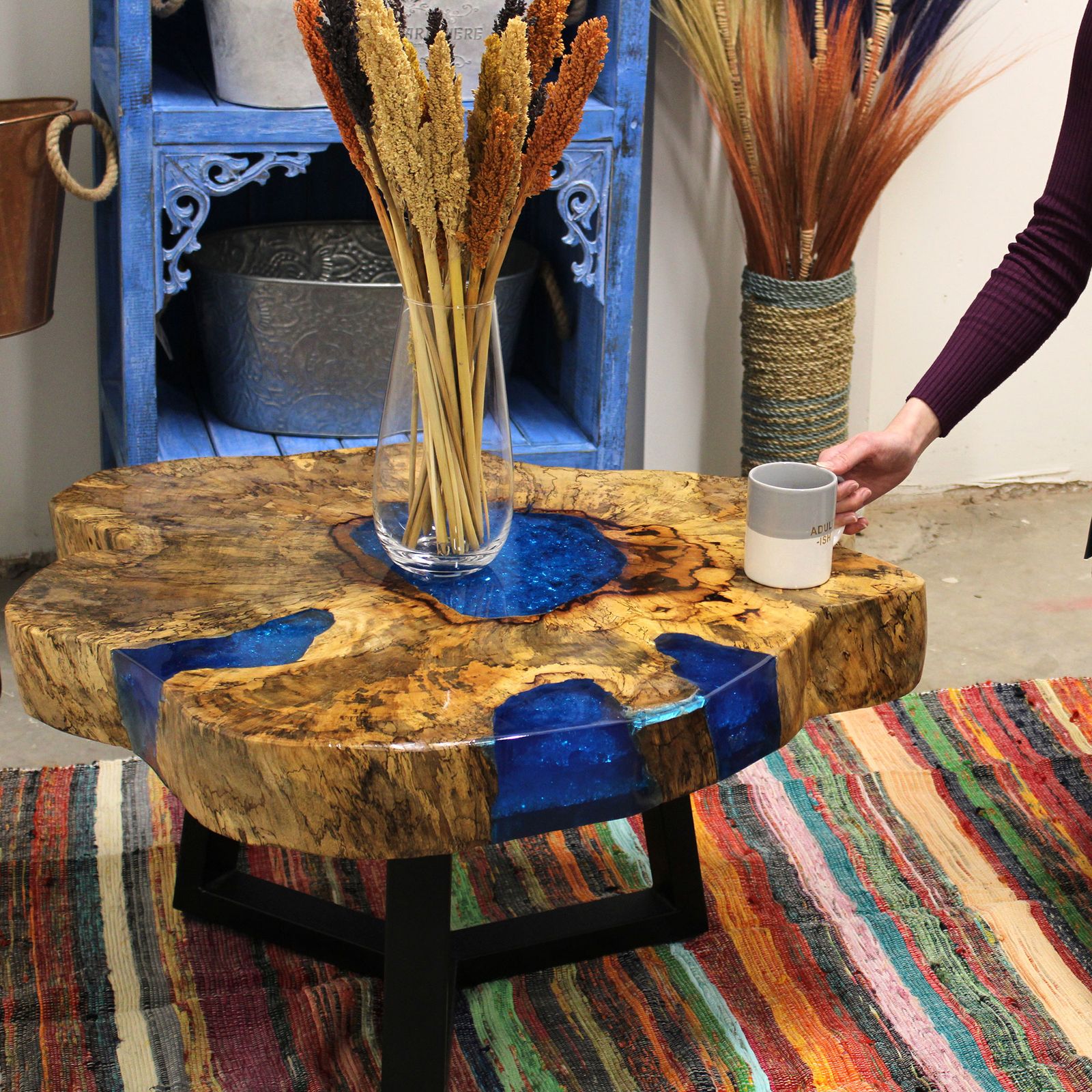 Mesa de Café de Tamarindo y resina - Azul Cielo - Imagen 5