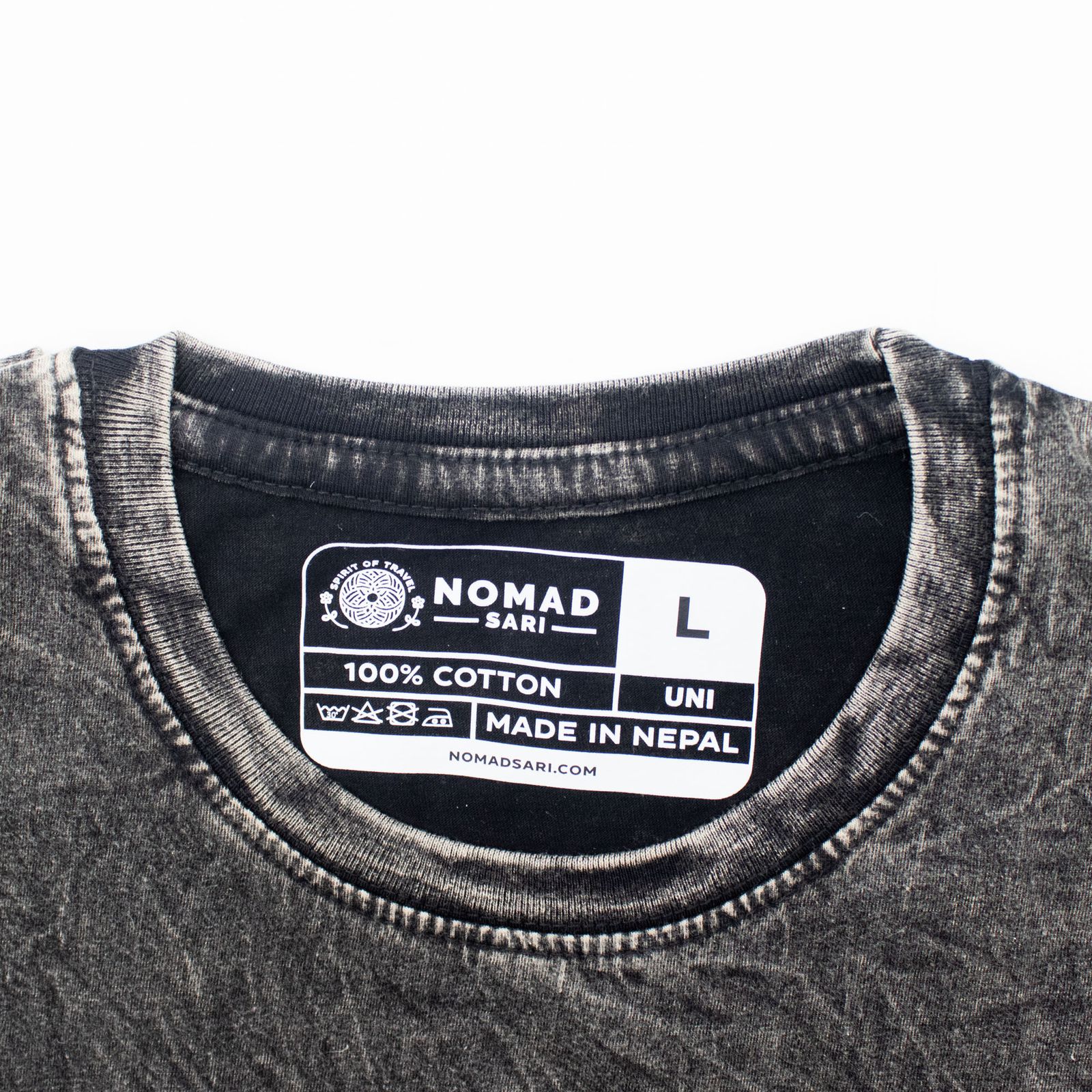 Nomad Sari Camiseta de algodón lavado a piedra - Compás de la Vida - Carbón - Grande - Imagen 2