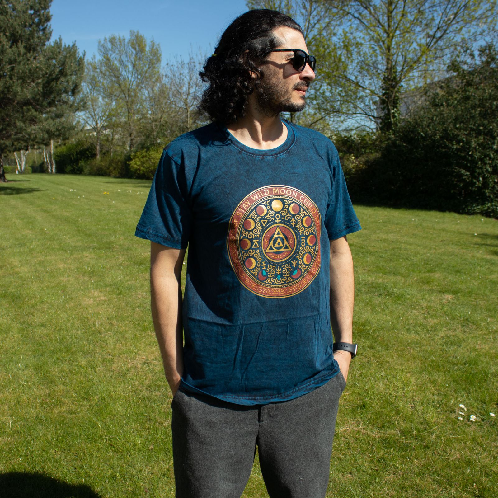 Nomad Sari Stonewashed Cotton T-Shirt - Mantente salvaje, hijo de la luna - Azul - Mediano - Imagen 5