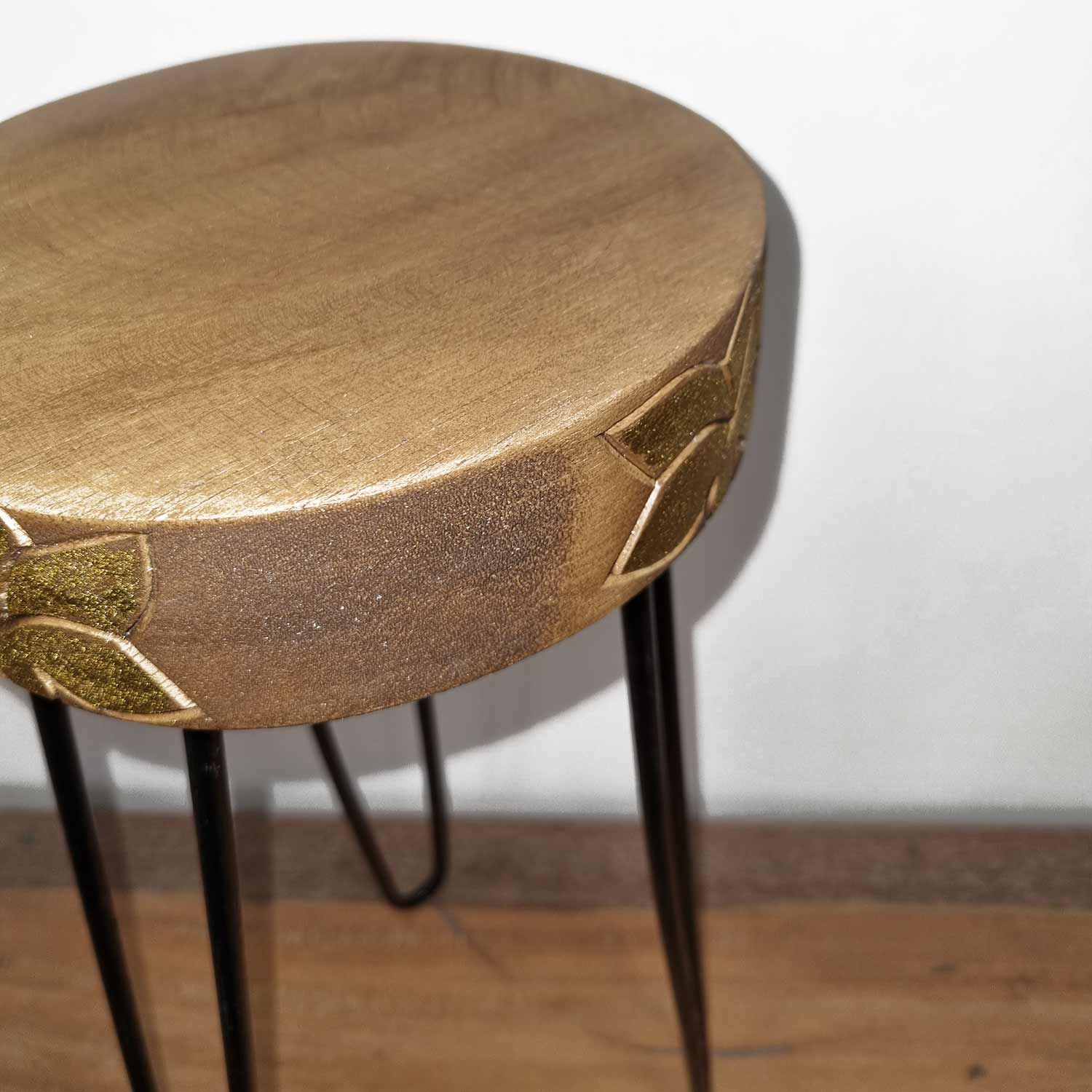 Soporte para plantas de madera de Albasia - Detalle natural y dorado - Imagen 3