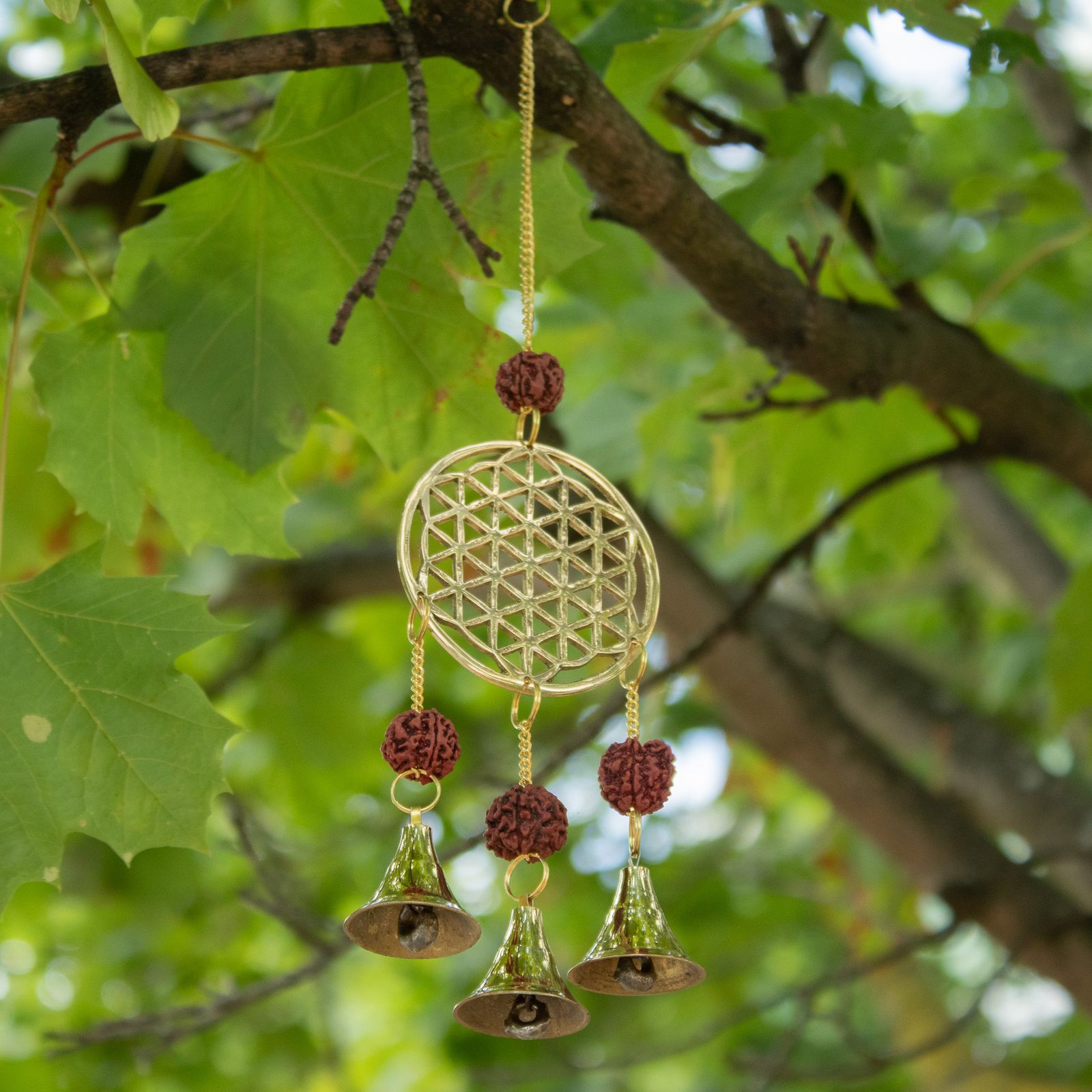 Campanas Indias - Flor de la Vida de Latón con Cuentas de Rudraksha - 3 Campanas - 6x27cm - Imagen 4